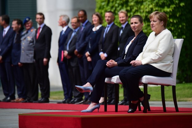 Premier Danii i kanclerz Niemiec wysłuchały na siedząco hymnów państwowych /Clemens Bilan /PAP/EPA