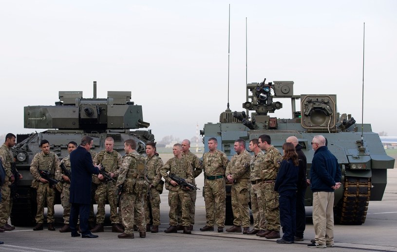 Premier David Cameron i brytyjscy żołnierze przy sprzęcie bojowym /AFP