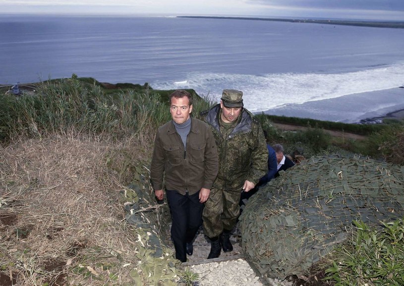 Premier Dmitrij Miedwiediew podczas wizyty na jednej z Wysp Kurylskich w sierpniu 2015 roku /AFP