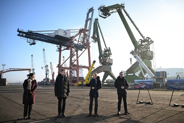 Premier Donald Tusk (2P), minister infrastruktury Dariusz Klimczak (P), wiceminister infrastruktury Arkadiusz Marchewka (2L) i prezydent Gdańska Aleksandra Dulkiewicz (L) podczas wizyty w miejscu rozbudowy Terminala Zbożowego w Porcie Gdańsk /Adam Warżawa /PAP