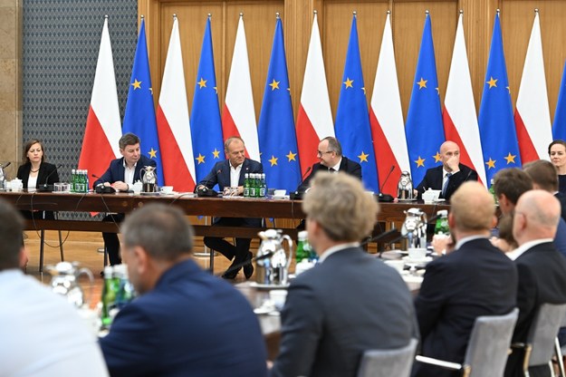 Premier Donald Tusk (3L), szef KPRM Jan Grabiec (2L), minister sprawiedliwości, prokurator generalny Adam Bodnar (3P), podsekretarze stanu w ministerstwie sprawiedliwości Dariusz Mazur (2P), Zuzanna Rudzińska-Bluszcz (L) i Maria Ejchart (P) podczas spotkania z przedstawicielami środowisk prawniczych