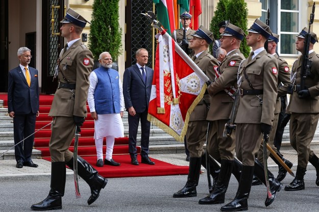 Premier Donald Tusk (4L), premier Republiki Indii Narendra Modi (3L) i minister spraw zagranicznych Indii Subrahmanyam Jaishankar (L) podczas powitania w KPRM w Warszawie. /Paweł Supernak /PAP