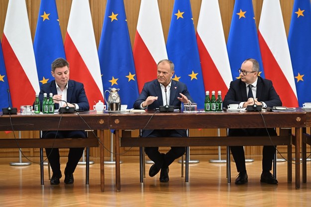 Premier Donald Tusk (C), i szef KPRM Jan Grabiec (L) i minister sprawiedliwości, prokurator generalny Adam Bodnar (P) podczas spotkania z przedstawicielami środowisk prawniczych / 	Radek Pietruszka   /PAP