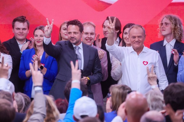 Premier Donald Tusk (C-P) i prezydent Warszawy Rafał Trzaskowski (C-L) w sztabie wyborczym Koalicji Obywatelskiej w Warszawie /Leszek Szymański /PAP