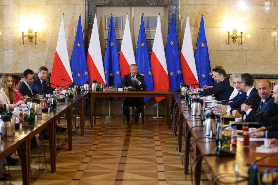 Premier Donald Tusk (C) przed wyjazdowym posiedzeniem rządu w Katowicach /Jarek Praszkiewicz /PAP