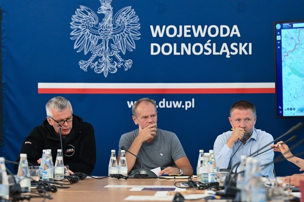 Premier Donald Tusk (C), szef MSWiA Tomasz Siemoniak (L), były szef MSWiA, europoseł Marcin Kierwiński (P) podczas spotkania z wojewodami z terenów poszkodowanych przez powódź we Wrocławiu /Maciej Kulczyński /PAP