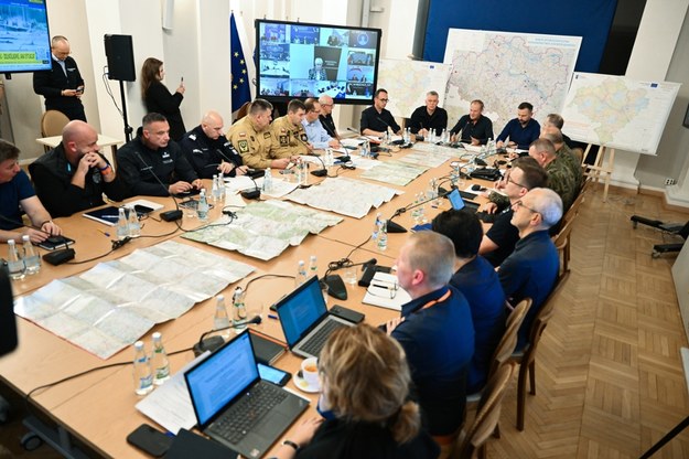 Premier Donald Tusk (C), wicepremier, minister obrony narodowej Władysław Kosiniak-Kamysz (C-P), szef MSWiA Tomasz Siemoniak (C-L), minister infrastruktury Dariusz Klimczak (C-2L) i wiceszef MON Cezary Tomczyk (C-2P) podczas narady ogólnopolskiego sztabu kryzysowego we Wrocławiu