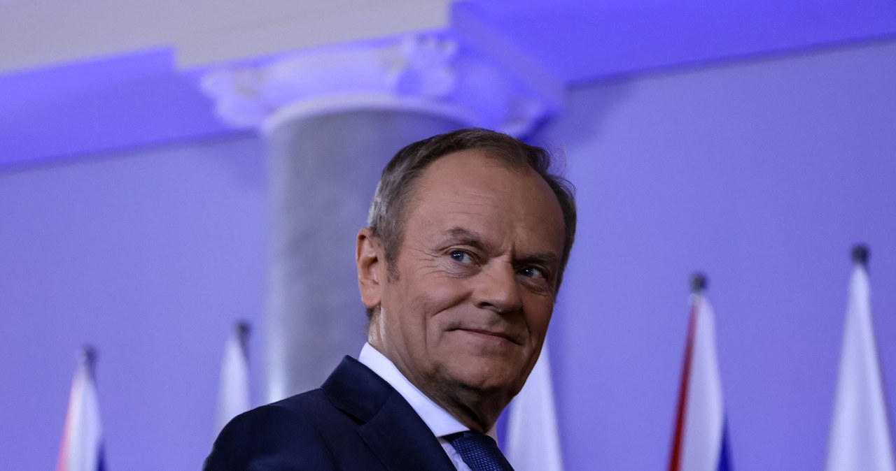 Premier Donald Tusk cieszy się z wzrostu płac w Polsce, ale ten medal ma dwie strony /Dominika Zarzycka/NurPhoto /AFP