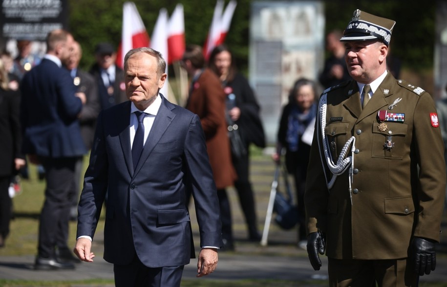 Premier Donald Tusk i dowódca Garnizonu Warszawa gen. dyw. Tomasz Dominikowski /Leszek Szymański /PAP