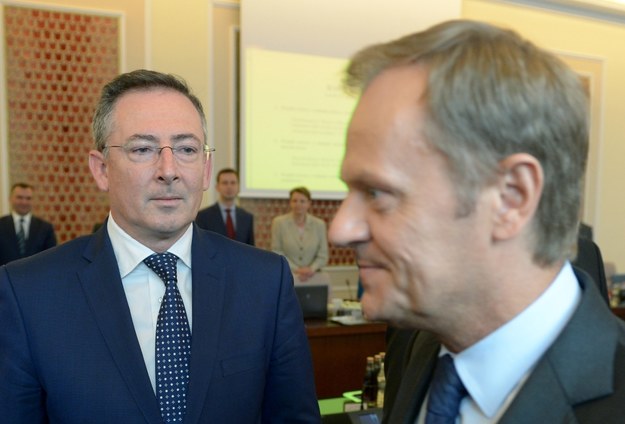 Premier Donald Tusk i minister spraw wewnętrznych Bartłomiej Sienkiewicz przed rozpoczęciem posiedzenia rządu /Radek Pietruszka /PAP