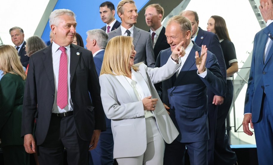 Premier Donald Tusk i premier Włoch Giorgia Meloni podczas wspólnego zdjęcia uczestników konferencji na rzecz odbudowy Ukrainy w rzymskim Centrum Kongresowym La Nuvola /Albert Zawada /PAP