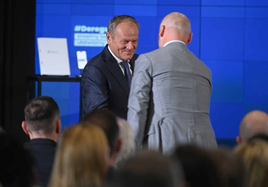 Premier Donald Tusk i Rafał Brzoska podczas konferencji "Deregulacja. Znosimy bariery, ułatwiamy życie" / 	Marcin Obara  /PAP
