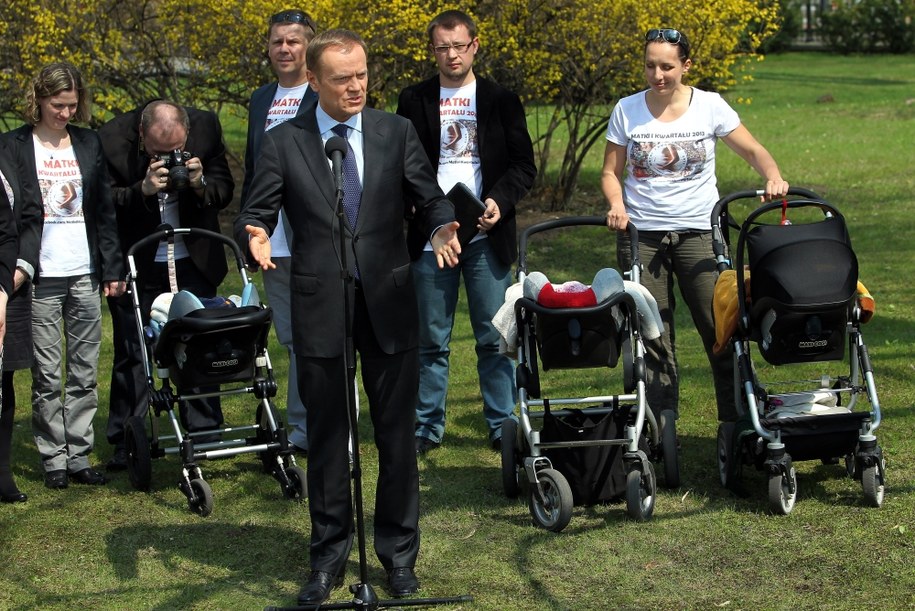 Premier Donald Tusk i rodzice z ruchu "matek I kwartału" /Radek Pietruszka /PAP