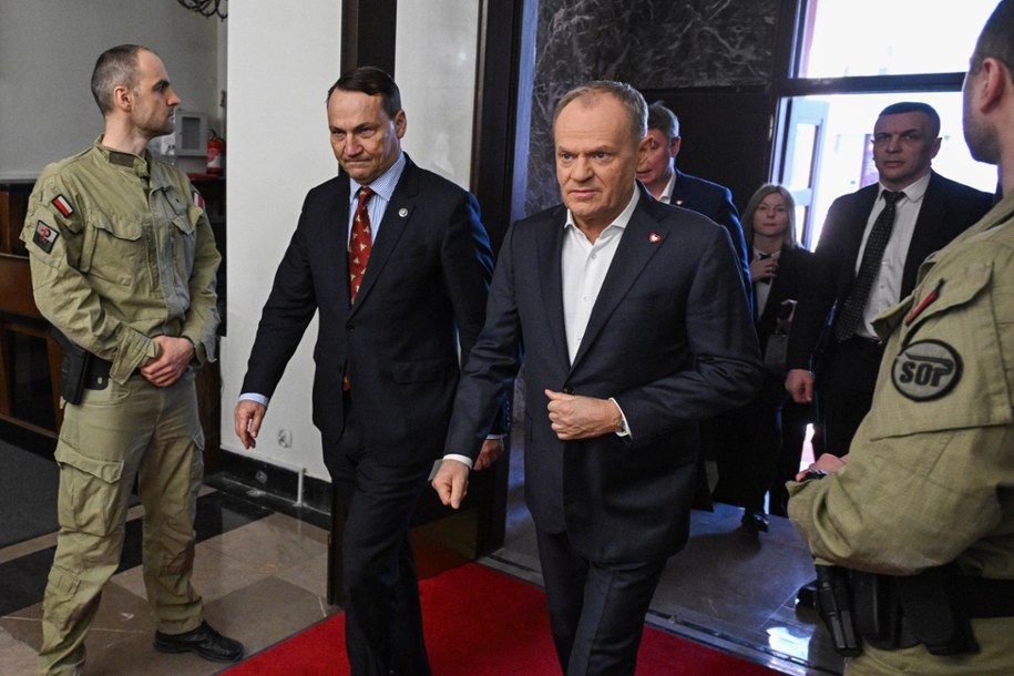 Premier Donald Tusk i szef MSZ Radosław Sikorski w drodze na spotkanie zespołu koordynacyjnego ws. sytuacji na Bliskim Wschodzie. /PAP