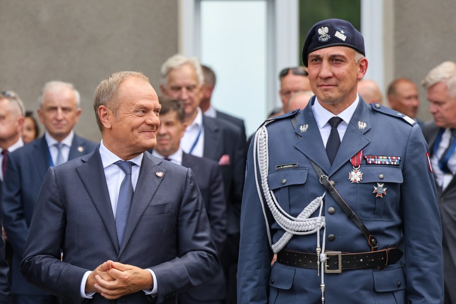 Premier Donald Tusk (L) i komendant Służby Ochrony Państwa gen. bryg. SOP Radosław Jaworski (P) /Paweł Supernak  /PAP