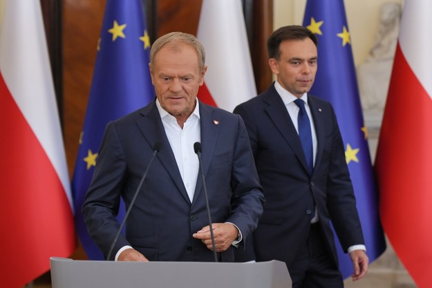 Premier Donald Tusk (L) i minister finansów Andrzej Domański (P) podczas konferencji prasowej po przyjęciu przez rząd projektu ustawy budżetowej na 2025 rok /Paweł Supernak /PAP