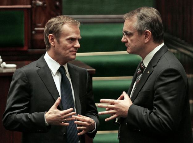 Premier Donald Tusk (L) i minister gospodarki Waldemar Pawlak /AFP