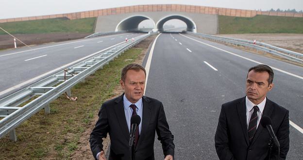 Premier Donald Tusk (L) i minister transportu, budownictwa i gospodarki morskiej Sławomir Nowak (P) /PAP