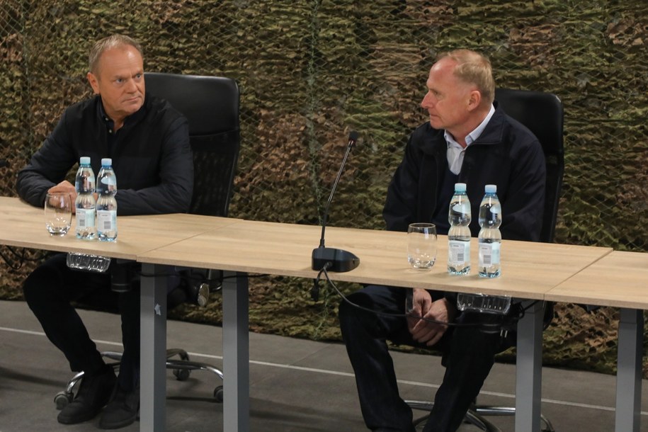 Premier Donald Tusk (L) i sekretarz stanu w MSWiA Czesław Mroczek (P) /Artur Reszko /PAP