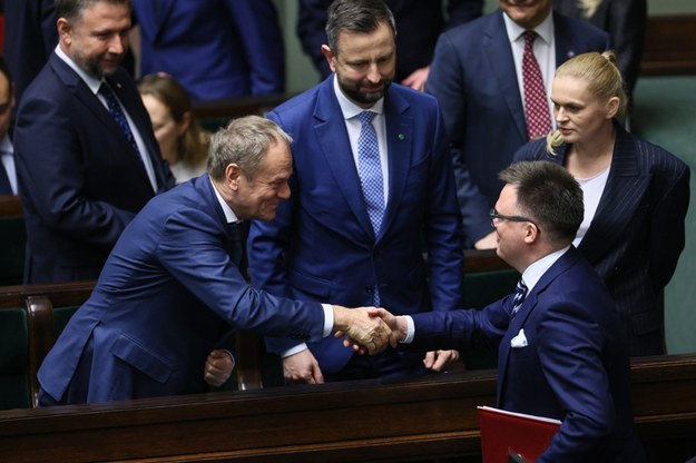 Premier Donald Tusk (L), marszałek Sejmu Szymon Hołownia (2P), wicepremier, szef MON Władysław Kosiniak-Kamysz (3P) i minister edukacji Barbara Nowacka /	Leszek Szymański   /PAP