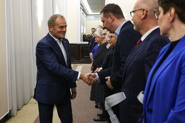 Premier Donald Tusk (L) na posiedzieniu rządu w siedzibie Kancelarii Prezesa Rady Ministrów w Warszawie /Albert Zawada /PAP