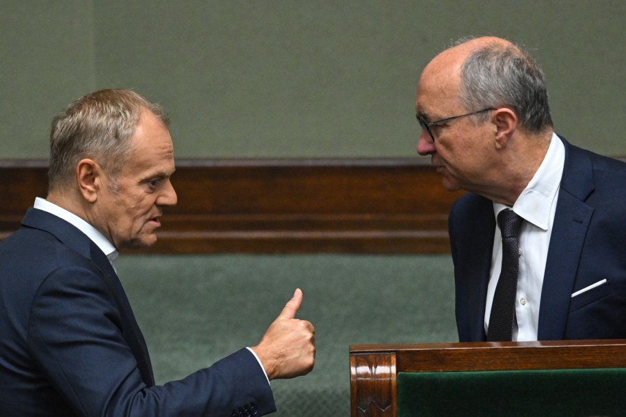 Premier Donald Tusk (L) oraz marszałek Włodzimierz Czarzasty na sali obrad Sejmu /Radek Pietruszka /PAP
