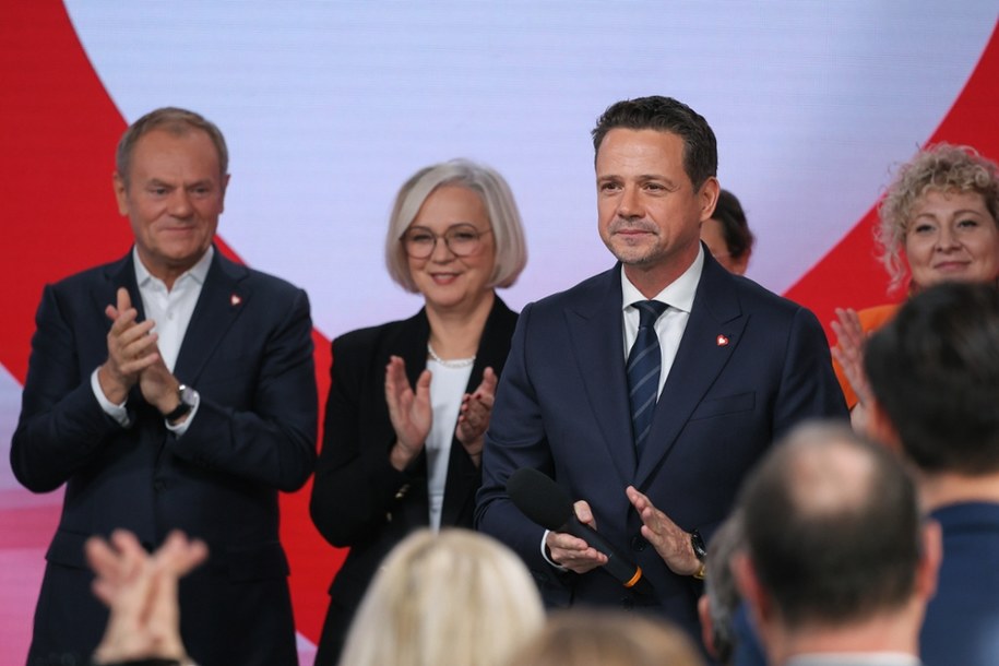 Premier Donald Tusk (L) oraz prezydent Warszawy Rafał Trzaskowski (2P) podczas Rady Krajowej Platformy Obywatelskiej / 	PAP/Paweł Supernak /