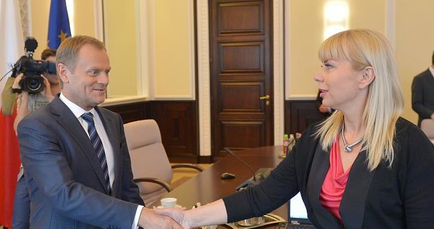 Premier Donald Tusk (L) oraz wicepremier i minister infrastruktury i rozwoju Elżbieta Bieńkowska (P) /PAP