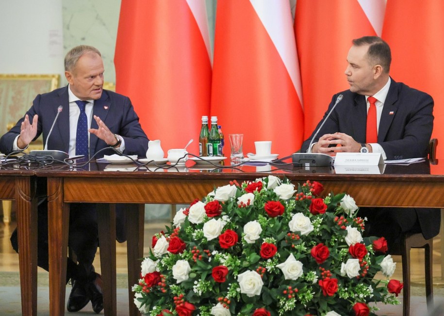 Premier Donald Tusk (L), prezydent Karol Nawrocki (P) /Wojciech Olkusnik /East News