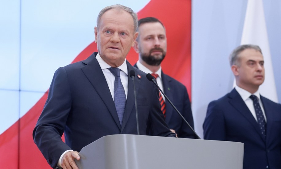 Premier Donald Tusk (L), wicepremier, minister obrony narodowej Władysław Kosiniak-Kamysz (C) i wicepremier, minister cyfryzacji Krzysztof Gawkowski (P) podczas konferencji prasowej w KPRM w Warszawie /Leszek Szymański /PAP