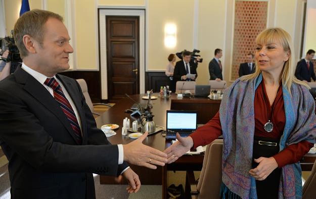 Premier Donald Tusk (L) wita się z wicepremier Elżbietą Bieńkowską (P) /PAP