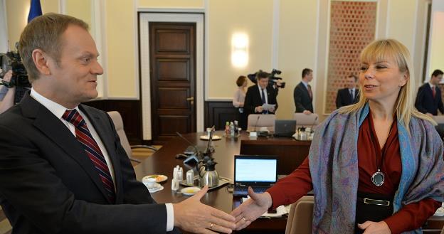 Premier Donald Tusk (L) wita się z wicepremier Elżbietą Bieńkowską (P) /PAP