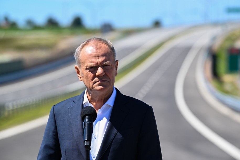 Premier Donald Tusk na konferencji prasowej zapowiadającej otwarcie ostatniego odcinka drogi ekspresowej /Andrzej Jackowski /PAP