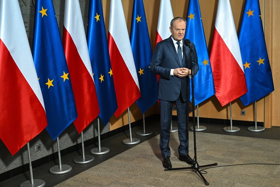 Premier Donald Tusk na lotnisku przed wylotem do zamku Alden Biesen w Rijkhoven w Belgii na nieformalne spotkanie przywódców Unii Europejskiej; Warszawa, 12 lutego 2026 /Radek Pietruszka /PAP