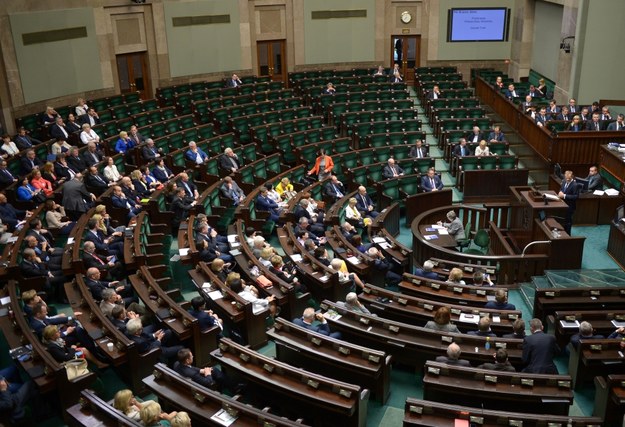 Premier Donald Tusk odpowiada na pytania posłów w związku ze złożonym przez siebie wnioskiem o wotum zaufania /Radek Pietruszka /PAP