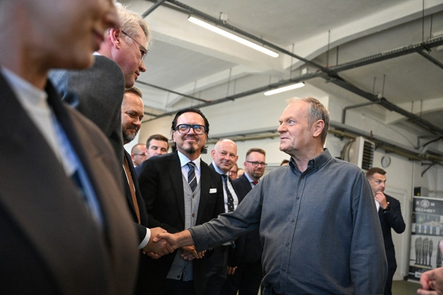 Premier Donald Tusk oraz minister aktywów państwowych Wojciech Balczun, Nowa Dęba, 12 września 2025 /Darek Delmanowicz /PAP