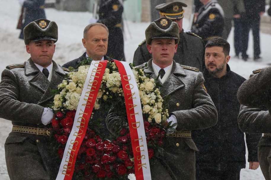 Premier Donald Tusk oraz prezydent Ukrainy Wołodymyr Zełenski w drodze pod Ścianę Pamięci Poległych za Ukrainę w Kijowie /Paweł Supernak /PAP