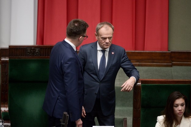 Premier Donald Tusk (P) i marszałek Sejmu Szymon Hołownia /Marcin Obara /PAP