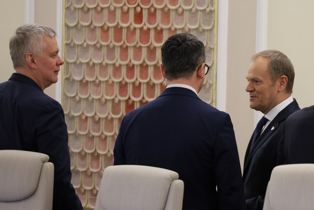 Premier Donald Tusk (P) i minister - członek Rady Ministrów Tomasz Siemoniak (L) przed posiedzeniem rządu /Paweł Supernak /PAP