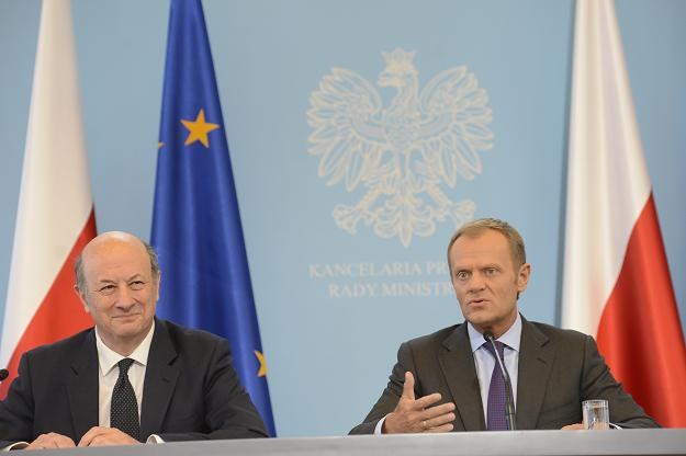 Premier Donald Tusk (P) i minister finansów Jacek Rostowski (L), podczas konferencji prasowej /PAP
