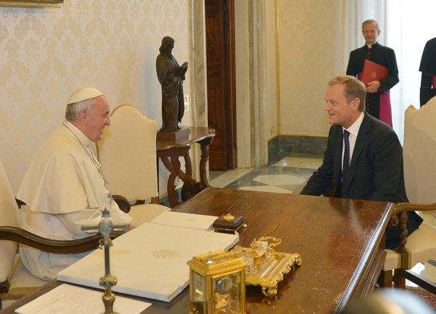 Premier Donald Tusk (P) i papież Franciszek (L) rozmawiają podczas prywatnej audiencji - 19 maja 2014 r. /Radek Pietruszka /PAP