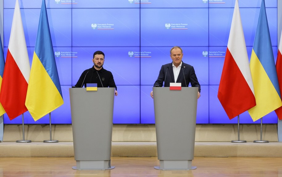 Premier Donald Tusk (P) i prezydent Ukrainy Wołodymyr Zełenski (L) podczas konferencji prasowej w siedzibie Kancelarii Prezesa Rady Ministrów w Warszawie /Paweł Supernak /PAP