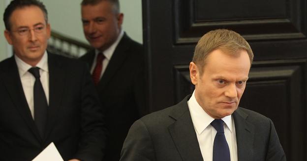 Premier Donald Tusk (P), minister spraw wewnętrznych Bartłomiej Sienkiewicz (L), rzecznik Paweł Graś /PAP