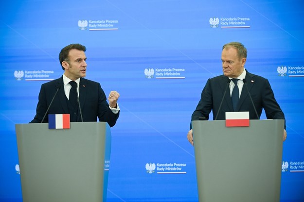 Premier Donald Tusk (P) oraz prezydent Francji Emmanuel Macron (L) podczas konferencji w siedzibie Kancelarii Prezesa Rady Ministrów w Warszawie /Marcin Obara /PAP