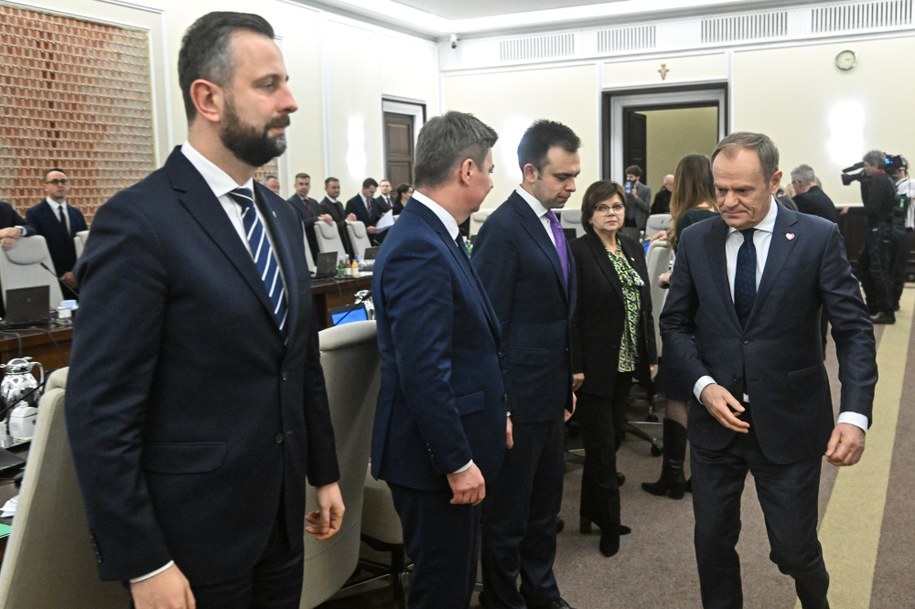 Premier Donald Tusk (P), wicepremier, minister obrony narodowej Władysław Kosiniak-Kamysz (L), szef Kancelarii Prezesa Rady Ministrów Jan Grabiec (2L), minister finansów Andrzej Domański (3L) oraz minister zdrowia Izabela Leszczyna (4L) /Radek Pietruszka /PAP