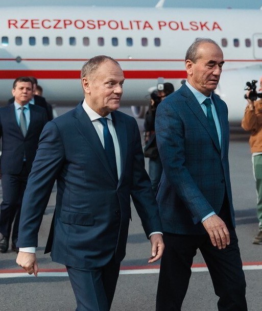 Premier Donald Tusk po wylądowaniu na lotnisku w stolicy Tadżykistanu /PAP / Krystian Maj/KPRM /PAP