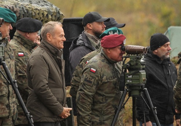 Premier Donald Tusk podczas ćwiczeń w Orzyszu /Tomasz Waszczuk /PAP