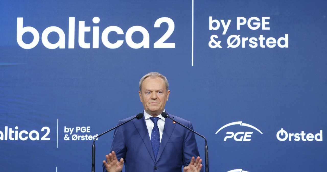 Premier Donald Tusk podczas inauguracji budowy farmy wiatrowej Baltica 2 /Filip Naumienko /Reporter