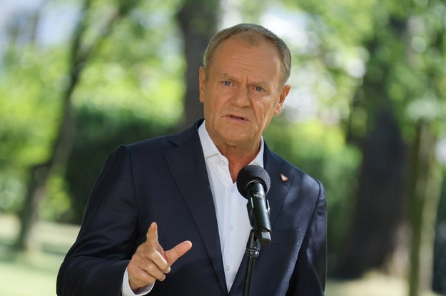 Premier Donald Tusk podczas konferencji prasowej po posiedzeniu rządu przed siedzibą KPRM /Paweł Supernak /PAP