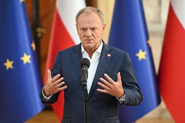 Premier Donald Tusk podczas konferencji prasowej po spotkaniu z przedstawicielami środowisk prawniczych w siedzibie KPRM w Warszawie /Radek Pietruszka /PAP